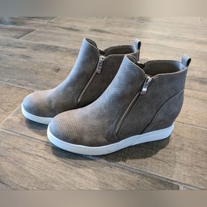 Journee Collection Pennelope High-Top Wedge Sneaker Size 10